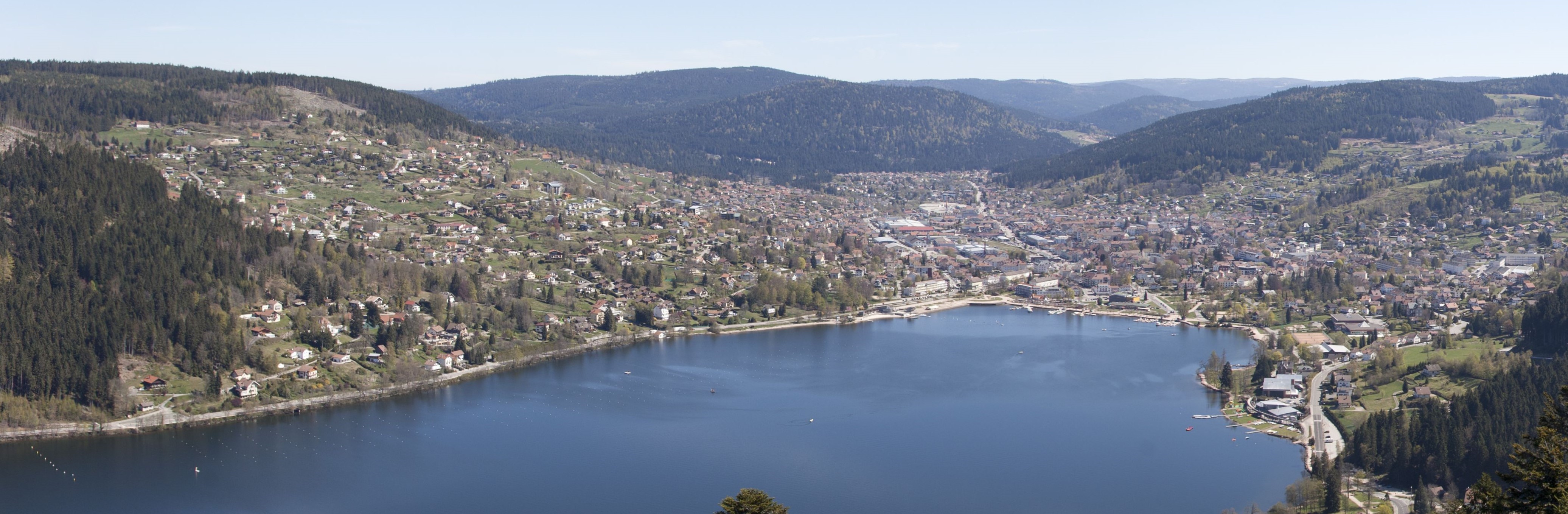 ville proche de l'eau