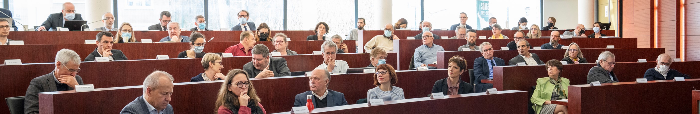 le Conseil d'administration pendant une réunion